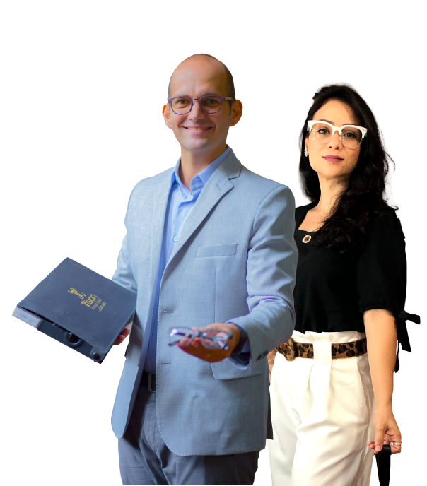 Casal mostrando óculos